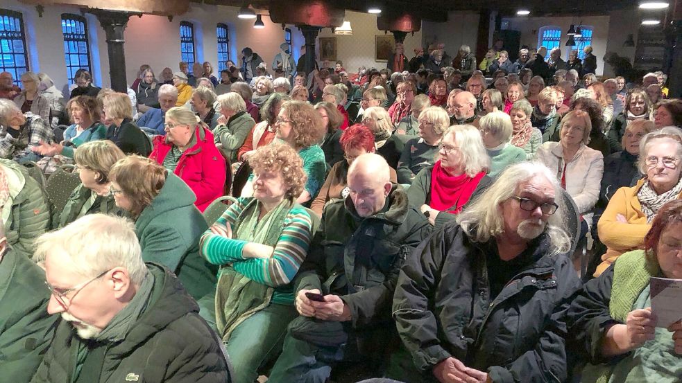 Kein Platz blieb frei bei der Gründung der Omas gegen Rechts im Zollhaus in Leer. Foto: Lüppen