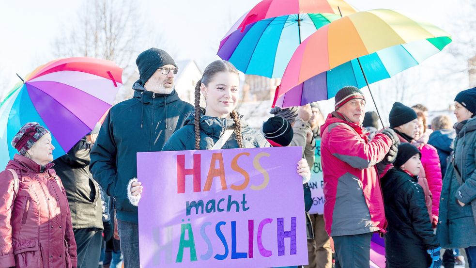 Mit einem Mal ist die schweigende Mehrheit laut: Demonstration gegen Rechtsradikale in Brandenburg. Foto: picture-alliance/dpa