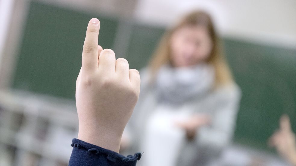 Der Deutsche Lehrerverband beklagt, dass sich viele Schüler in digitalen Blasen bewegten, in denen Antisemitismus, Homophobie oder Sexismus normal seien. Foto: dpa