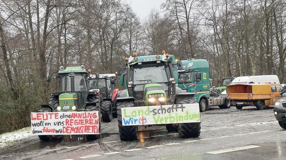 Landwirte, Unternehmen und Privatleute demonstrierten – wie hier in Rhauderfehn – in den vergangenen Tagen gegen die Ampel-Regierung. Die Proteste waren größtenteils angemeldet. Archivfoto: Janßen