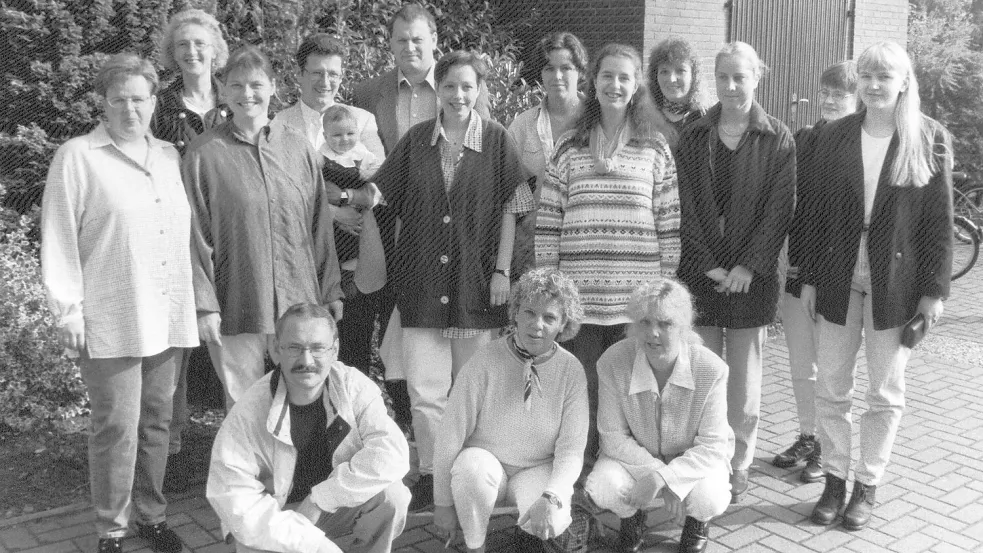 Vor 25 Jahren fing alles an: Das Foto zeigt die Gründungsmitglieder des Gospelchores „Piano & Voices“. Chorleiterin Almut Bortfeldt (Sechster von links, stehend) und Uwe Prahm (links unten) sind noch dabei. Foto: privat
