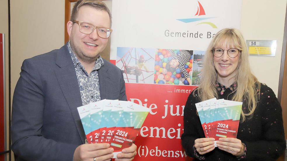 Den neuen Veranstaltungskalender der Gemeinde Barßel stellen Bürgermeister Nils Anhuth und Marketingleiterin Janina Oberschelp vor. Foto: Passmann