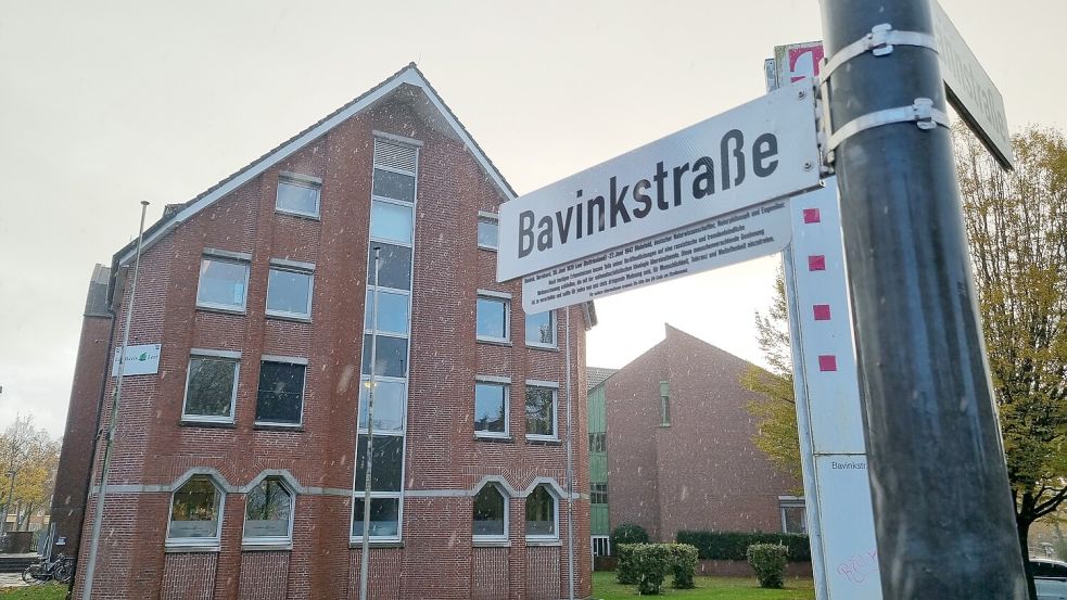 Derzeit hängen Hinweisschilder mit einem Infotext zum Leben und Wirken Bernhard Bavinks. Sie sind aber kaum lesbar. Foto: Bothe