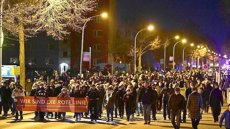 Teilnehmer einer Demonstration gegen die Corona-Maßnahmen in Oranienburg (Brandenburg). Foto: Soeren Stache/dpa-Zentralbild/dpa