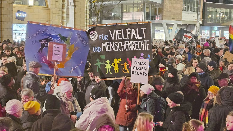 Auch im Osten demonstrieren Tausende gegen Rechtsextremismus und für Demokratie, hier ist eine Demonstration vom 24. Januar in Chemnitz zu sehen. Foto: IMAGO/haertelpress