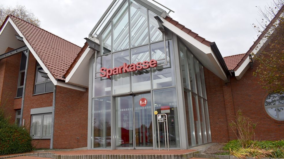 Das jetzige Sparkassen-Gebäude in Ostrhauderfehn soll zum 1. Januar 2025 verkauft werden. Fotos: Zein
