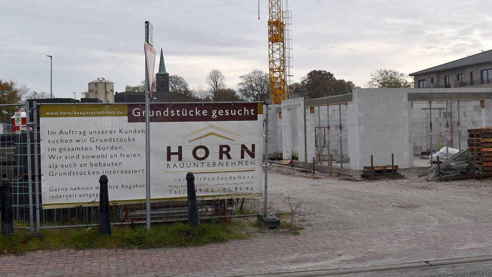 In einem der Häuser, die Bauunternehmer Vadim Horn direkt gegenüber der Sparkasse errichtet, soll die neue Filiale der Bank sein.