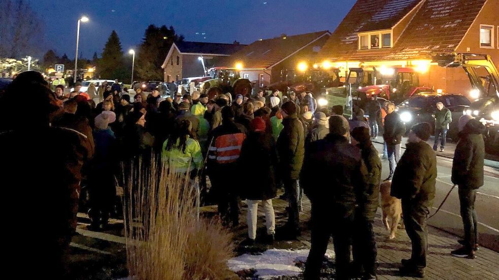 Vor und während des SPD-Neujahrsempfangs in Ostrhauderfehn am 20. Januar gab es eine Demonstration vor dem Vereinsheim. Laut der SPD hätten sich dort auch Menschen gemischt, die einen Rechtsruck wollen. Dagegen soll nun protestiert werden. Foto: Kruse