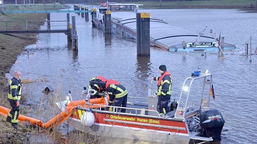 Dieses Binnenschiff (im Hintergrund) droht an der Schleuse Hilter des Dortmund-Ems-Kanals zu sinken. Viele Feuerwehren waren seit Freitagnachmittag vor Ort - unter anderem aus Haren. Foto: Böckermann