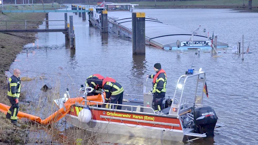 Vor der Schleuse Lathen Hilter des Dortmund-Ems-Kanals bei Lathen drohte am Freitagnachmittag ein Binnenschiff komplett zu sinken. Drei Feuerwehren waren im Einsatz. Foto: Böckermann