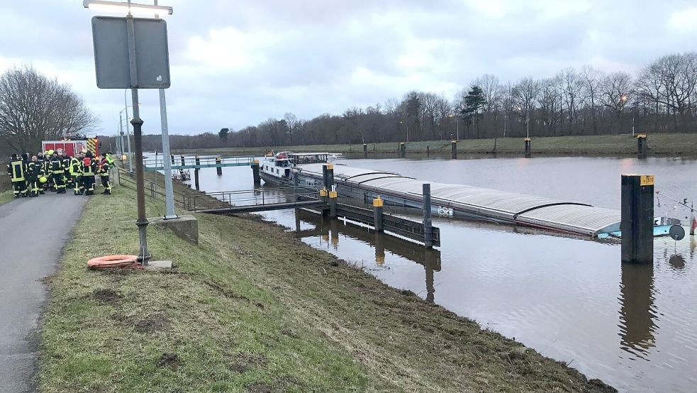 Bei der Schleuse Hilter im emsländischen Lathen droht ein Binnenschiff zu sinken. Es hat 560 Tonnen Getreide geladen. Foto: Böckermann