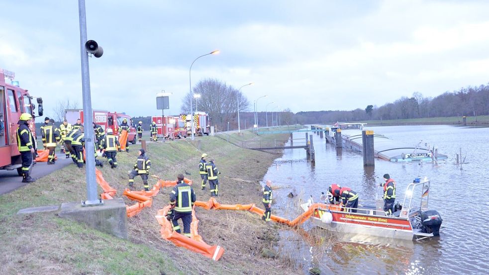 Die Feuerwehren legten am Freitagabend eine Ölsperre aus. Foto: Böckermann