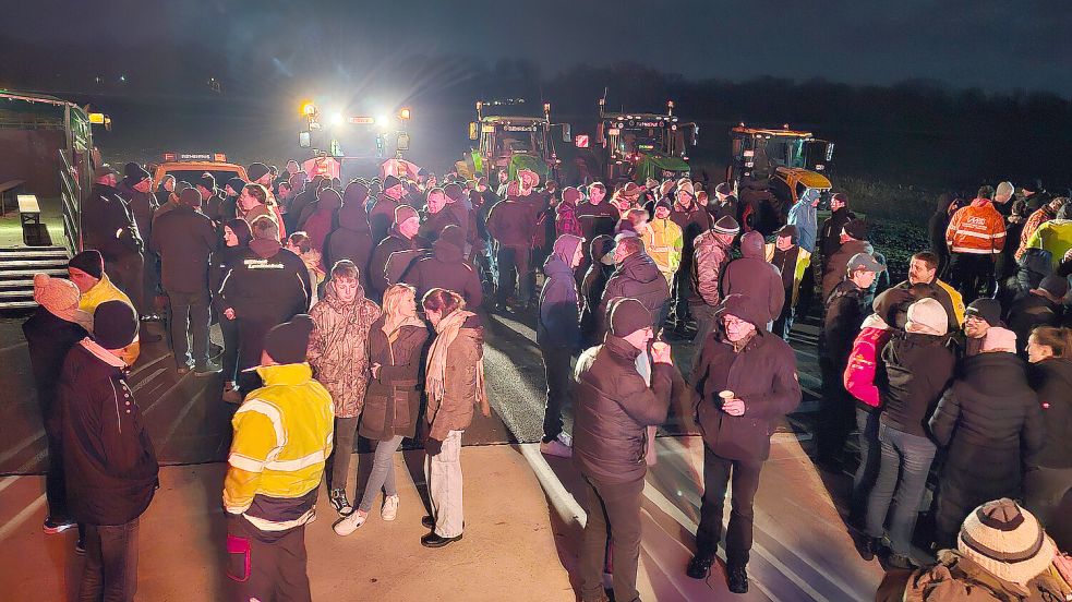 Das Gelände war mit Scheinwerferlicht ausgeleuchtet. Foto: Stromann