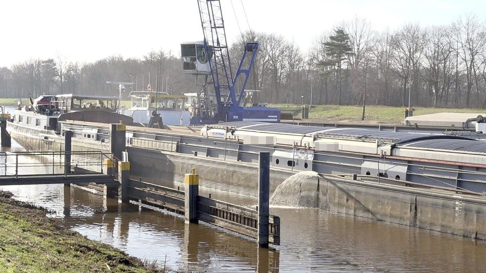 Das havarierte, aber bereits stabilisierte Frachtschiff vor der Schleuse Hilter im emsländischen Lathen wurde am Samstag entladen. Foto: NWM-TV