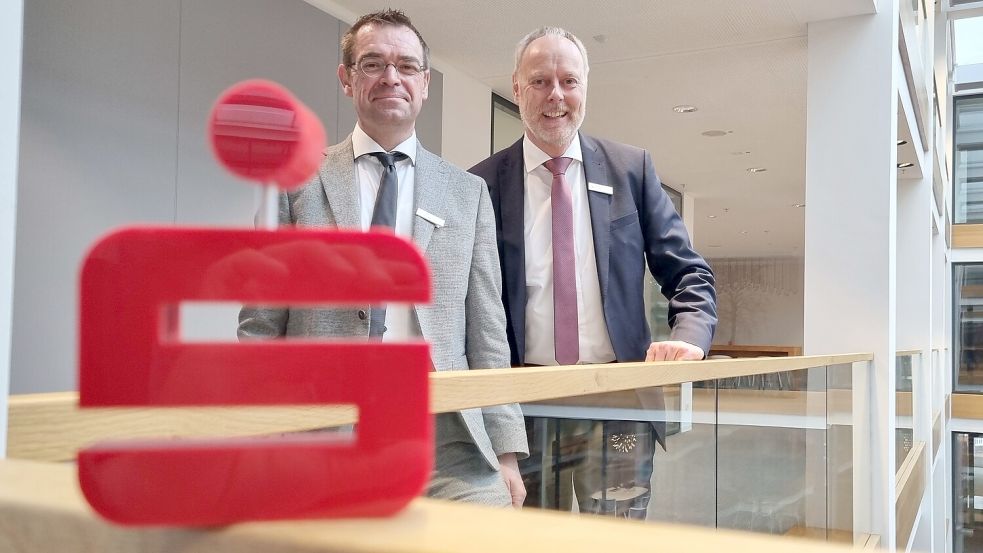 Vorstandsvorsitzender Carsten Rinne (rechts) und sein Stellvertreter Ingo Fortkamp stellten die Jahresbilanz der Sparkasse Leer-Wittmund für 2023 vor. Foto: Bothe