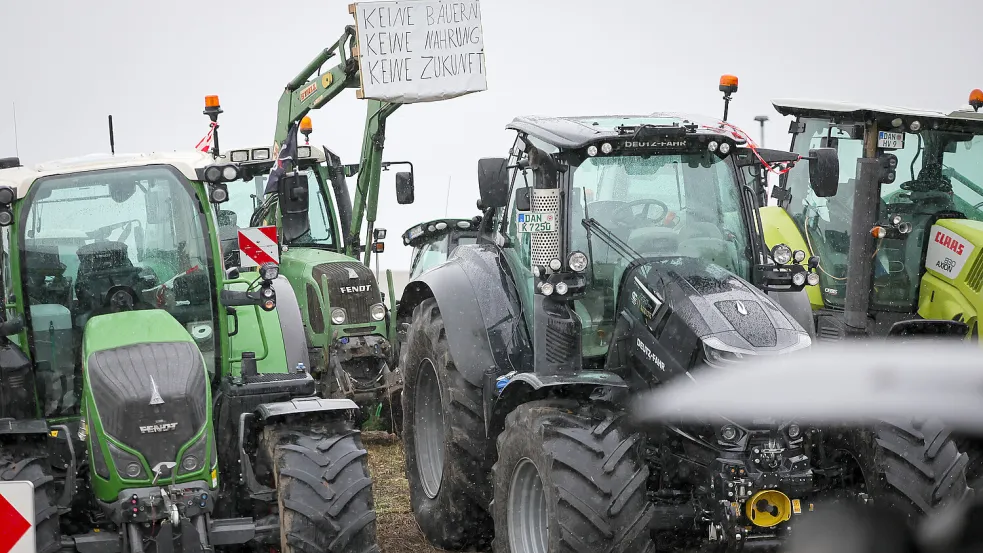 Die Proteste der Landwirte richten sich in der Aktionswoche gegen geplante Subventionskürzungen der Bundesregierung. Die sollen gekippt werden, ansonsten werde es weitere Proteste geben, droht der Kreislandvolkverband Cloppenburg. Foto: Christian Charisius/dpa