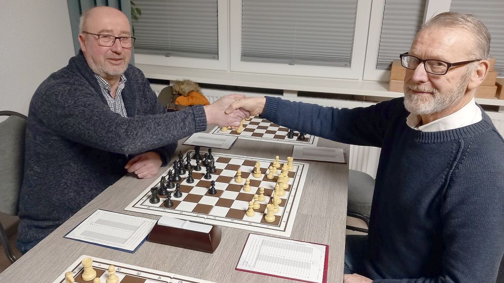 Der Handschlag vor und nach dem Spiel gehört zum guten Ton bei Schach dazu: Hermann Freese (von links) und Arie Bosman. Fotos: Scherzer