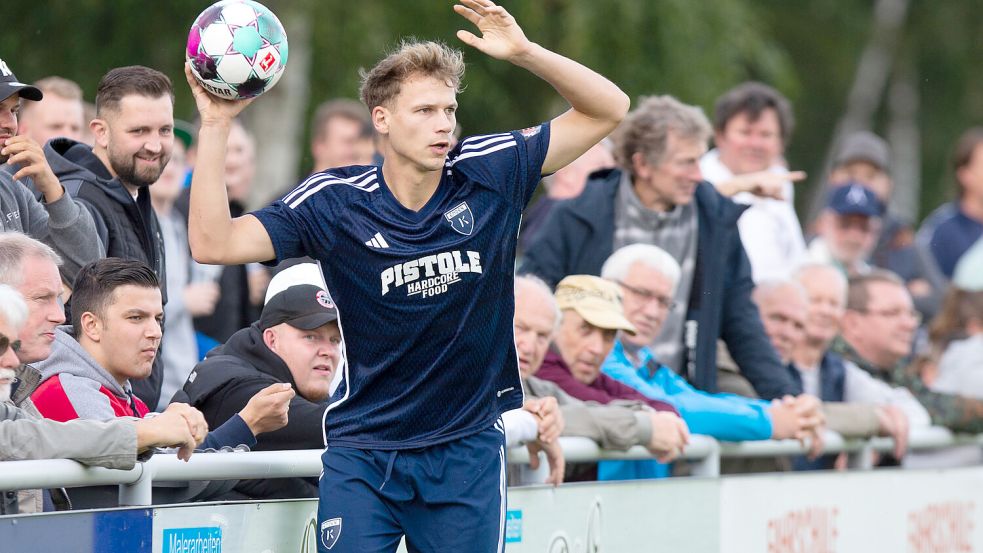 Im Verbandspokal trat Kickers (im Bild David Schiller) diese Saison bereits in Bornreihe an, siegte 4:0. In der Liga stehen beide Spiele noch an. Foto: Doden/Emden