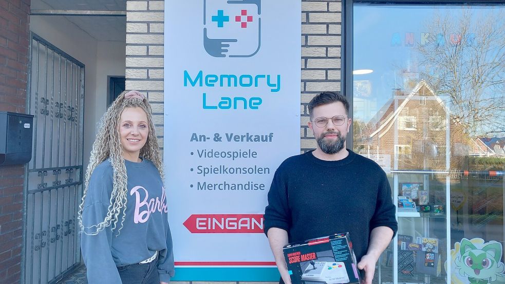 Sascha Blumhoff (38) handelt in seinem neuen Laden in Rhauderfehn mit gebrauchten Gaming-Artikeln. Lebenspartnerin Alexandra Pastoor (36) unterstützt ihn. Foto: Scherzer