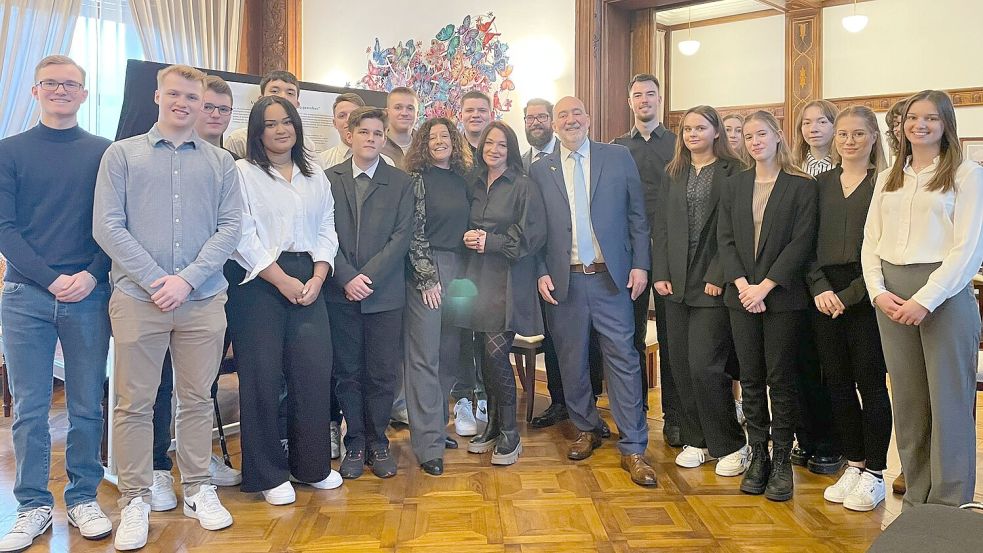 Schüler und Lehrer des Albrecht-Weinberg-Gymnasiums Rhauderfehn sind am Montag in Berlin von Ron Prosor (blauer Anzug), Botschafter des Staates Israel, empfangen worden. Foto: privat