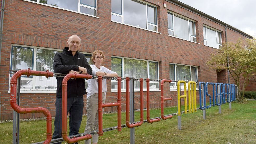 Der Schulleiter Ludger Mählmann und seine Stellvertreterin Helene Bollen stehen vor der Schule am Osterfehn. Foto: Zein/Archiv