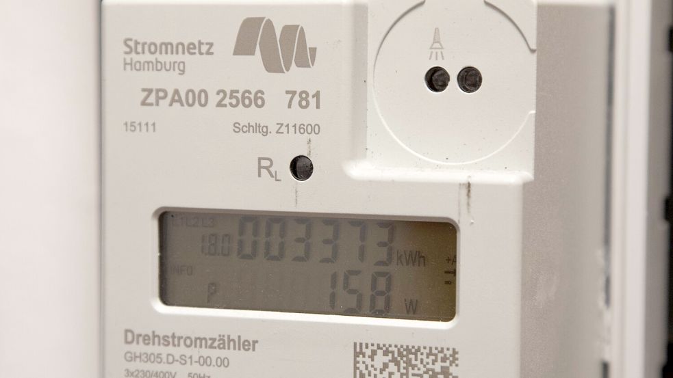 Das kleine Taschenlampen-Symbol am digitalen Stromzähler oben rechts weist darauf hin, dass man mit einer Taschenlampe Infos zum Stromverbrauch abrufen kann. Foto: Imago Images/imageBROKER/Christopher Tamcke