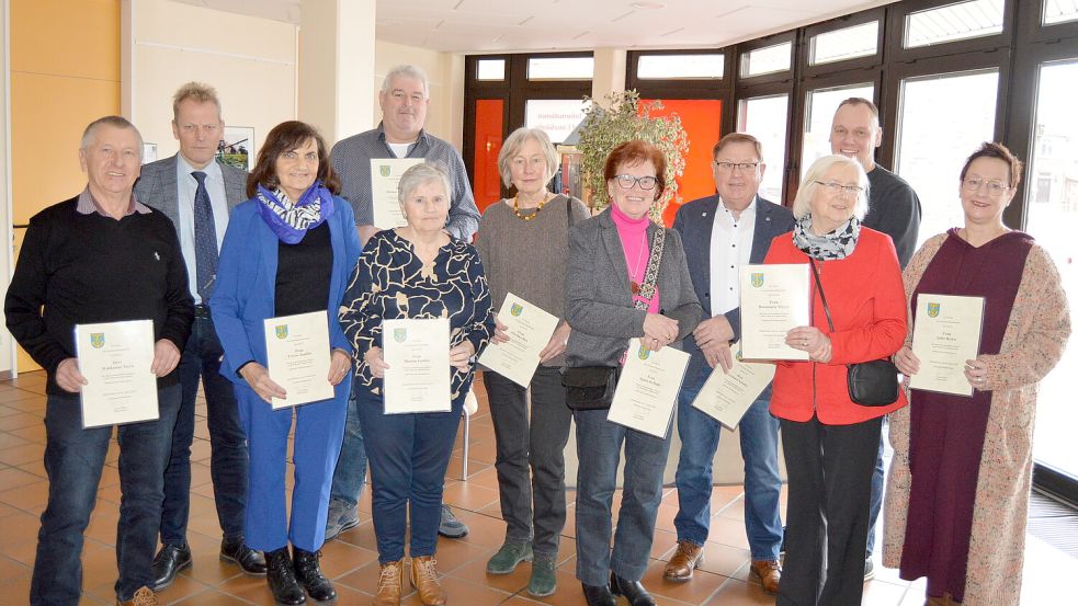 Die Geehrten erhielten eine Urkunde und einen Gutschein. Foto: Weers