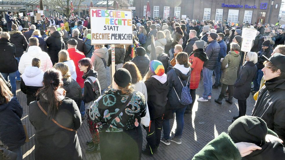 Auf dem Denkmalplatz startete die Kundgebung am Sonntag. Foto: Wolters