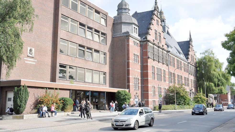 Der historische Gebäudeteil des Ubbo-Emmius-Gymnasiums (im Bild rechts) soll umfangreich saniert werden. Dafür gibt es auch Zuschüsse. Foto: Wolters/Archiv