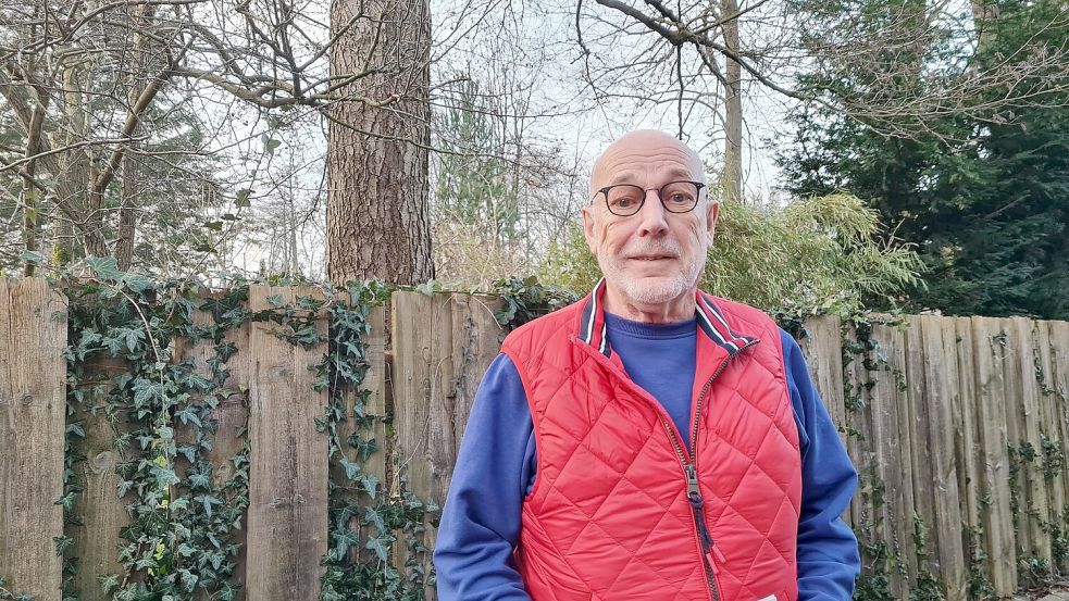 Ihno Völker ist der Vorsitzende der Leeraner Kreisgruppe des Naturschutzbunds (NABU). Der Verein möchte Mehlschwalben ein Zuhause geben. Foto: Cordes