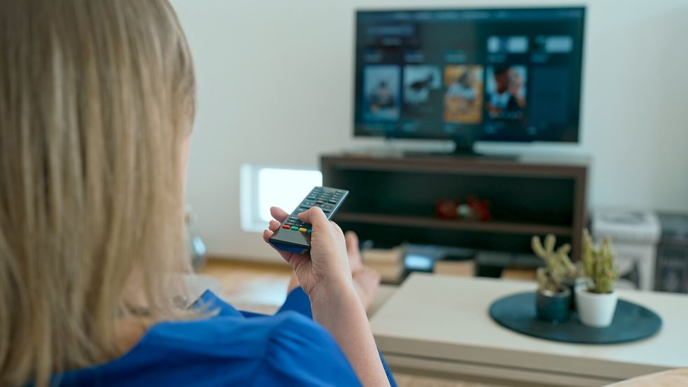 Auch ab Juli 2024 kann man noch Fernsehen per Kabel - wenn man sich zuvor um einen Vertrag mit dem Kabelanbieter gekümmert hat. Foto: IMAGO Images/Pond5 Images