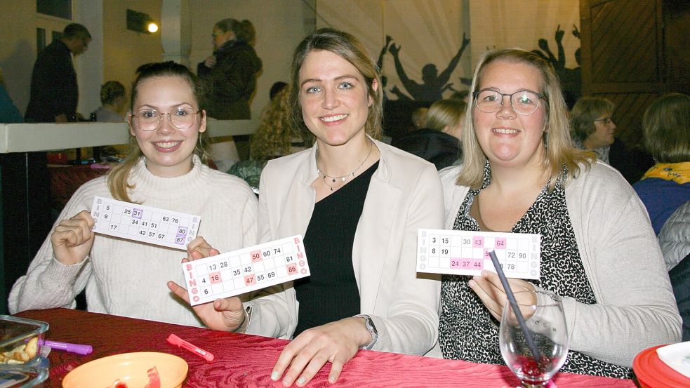 Dana Vahle (von links), Nadine Blome und Katrin Esders hoffen, dass sie die Bingo-Karten mit den richtigen Zahlen ergattert haben. Fotos: Hinderks