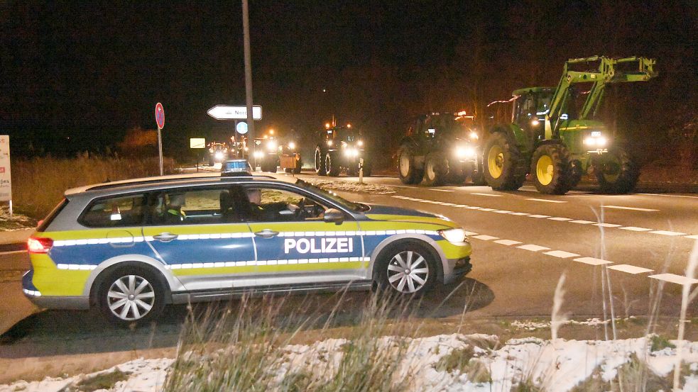 Gewährt die Polizei in Ostfriesland (wie hier in Emden) und darüber hinaus in Niedersachsen Straßenblockierern mit Traktor auf Geheiß des Innenministeriums freies Geleit? Das Ministerium hält einen Erlass an die Polizeidirektionen im Kontext der landwirtschaftlichen Protestaktionen unter Verschluss. Foto: Ellinger