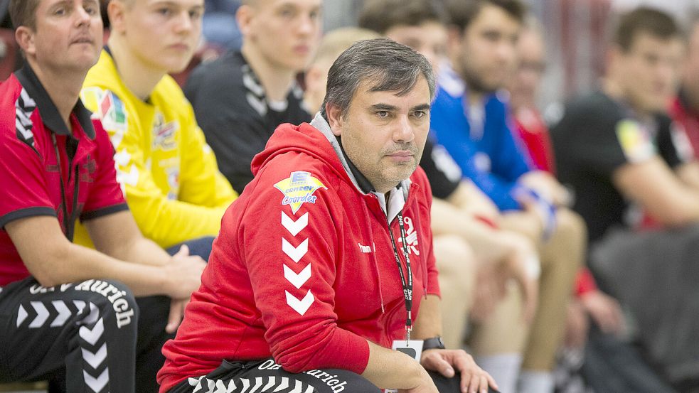 Bis zum Saisonende sitzt Pedro Alvarez noch auf der Trainerbank des OHV. Foto: Doden/Emden