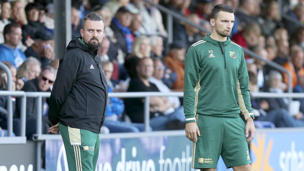 Heeslingens Trainer Malte Bösch (links) glaubt, dass es noch ein weiter Weg von Kickers Emden bis zum Titel ist. Für die Emder hat er aber auch ein Lob übrig. Foto: Doden, Emden