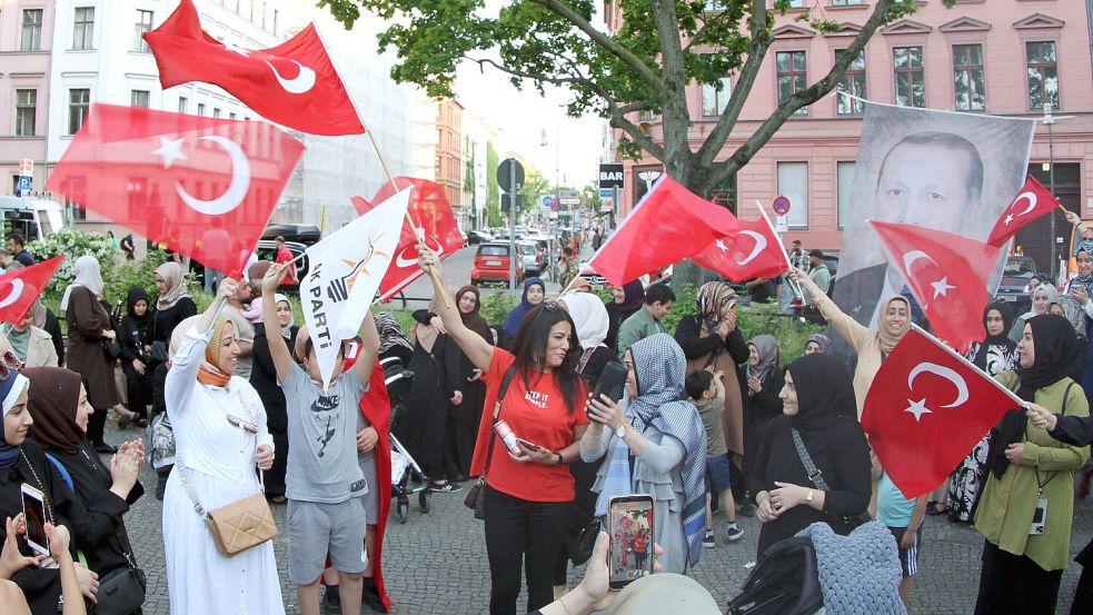 Anhänger des türkischen Präsidenten Erdogan feiern in Berlin dessen Wahlsieg nach der Präsidentschaftswahl in der Türkei 2023. Foto: IMAGO/dts Nachrichtenagentur