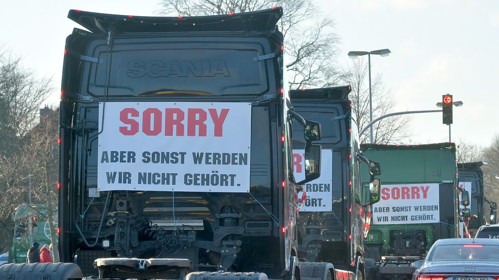 Seit Wochen protestiert der Mittelstand in Deutschland gegen die Ampel-Regierung. Anfang Januar fuhren unter anderem Lastwagen mit großen Bannern in Leer auf den Straßen. Foto: Ortgies/Archiv
