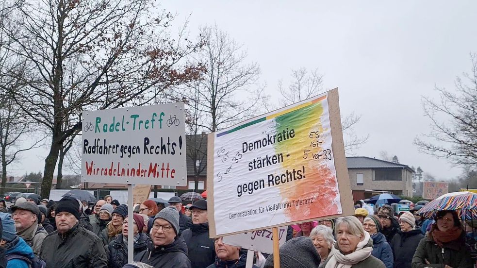 Osterfehntjer demonstrieren gegen rechts.