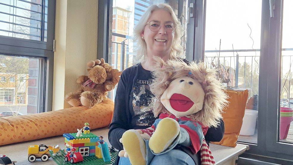 Anja Kuper betreut mit einer Kollegin acht Kinder im Alter bis zu drei Jahren in der Großtagespflegestelle Hafennest in Leer. Foto: Gettkowski