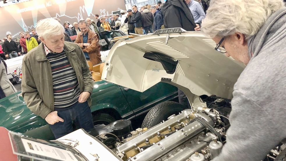 Wann kann man schon mal einem Jaguar E-Type unter die Haube schauen? In Bremen geht das gerade. Foto: Ortgies