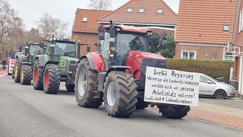 Der Verkehr auf den Straßen in Leer stockt. Viele Menschen sind aufgrund der beiden Demonstrationen in der Stadt unterwegs. Foto: Gettkowski