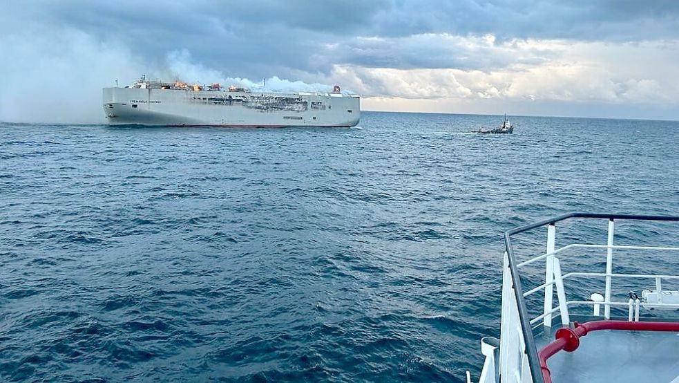 Nach der Unglücksnacht trieb die „Fremantle Highway“ brennend in der Nordsee, Schlepper hielten den Frachter in Position. Die Crew war bereits in der Nacht in Sicherheit gebracht worden. Foto: Niederländische Küstenwache/DPA