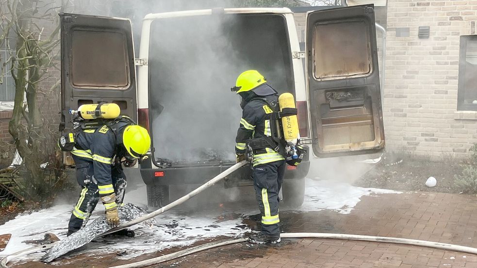 Mit Hilfe eines Schaumteppichs wurde der Brand gelöscht. Foto: Feuerwehr