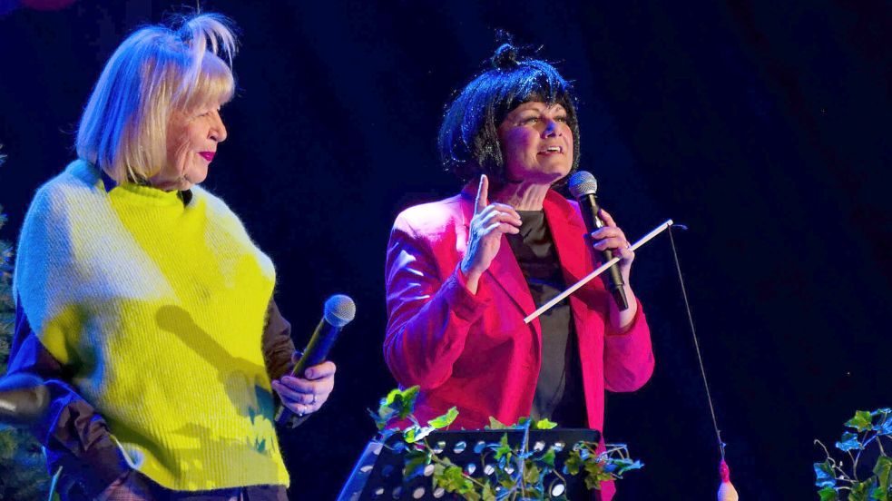 Gitta Connemann (rechts) und Preisträgerin Ursula Mersmann traten als Max und Moritz auf. Foto: Lohmann