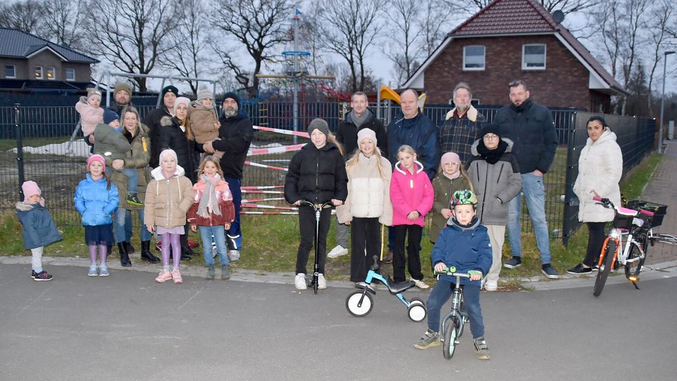 Anwohner und Kinder der Hajo-Unken-Straße und der Störtebekerstraße, Wilhelmine-Siefkes-Straße, Charlottenstraße. in Völlenerfehn sind sauer auf die Gemeinde Westoverledingen. Seit Jahren warten sie auf die Fertigstellung der Spielplätze in ihren Straßen. Beim Spielplatz in der Hajo-Unken-Straße (Foto, im Hintergrund) sind im Frühjahr erste Spielgeräte aufgestellt worden. Im August wurden die Arbeiten plötzlich eingestellt, seit dem tut sich dort nichts mehr. Foto: Ammermann