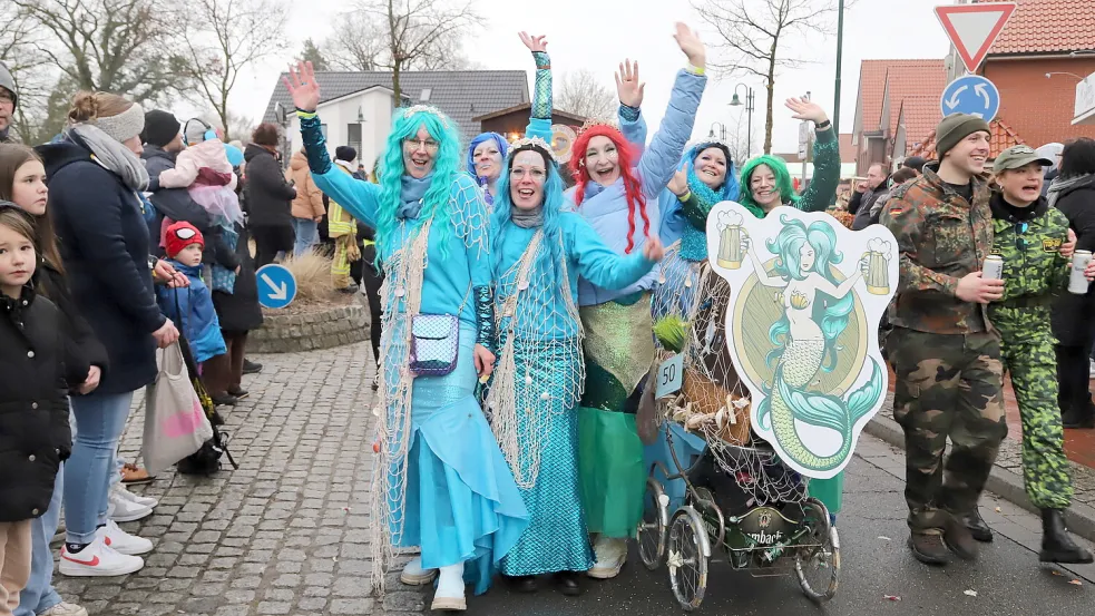 In bunten Kostümen begeisterten die Teilnehmer das Publikum. Foto: Passmann