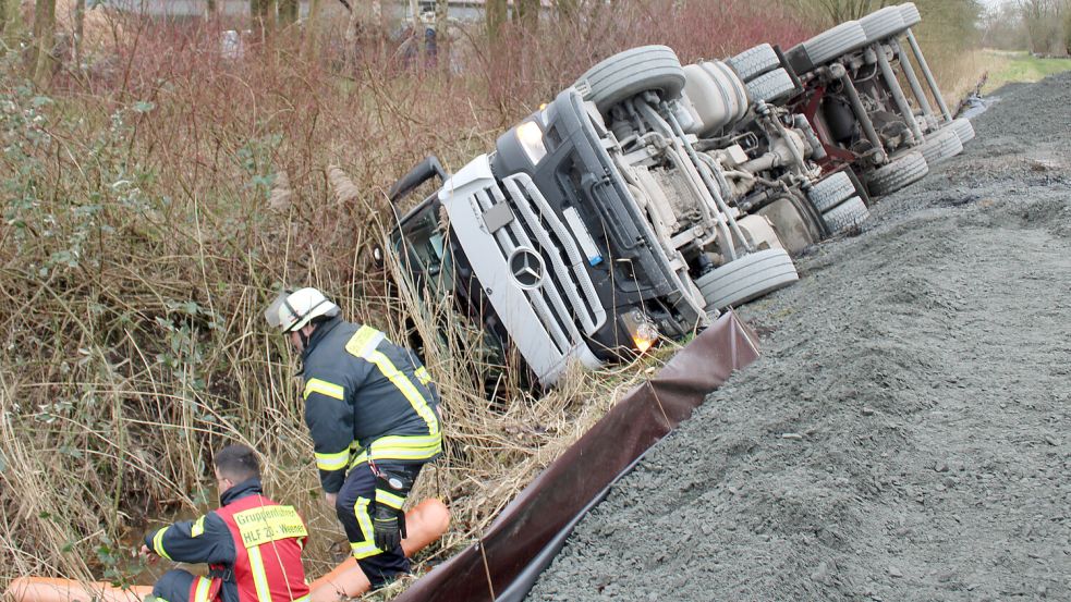 Der Lastwagen kippte um. Foto: Feuerwehr Weener/Joachim Rand