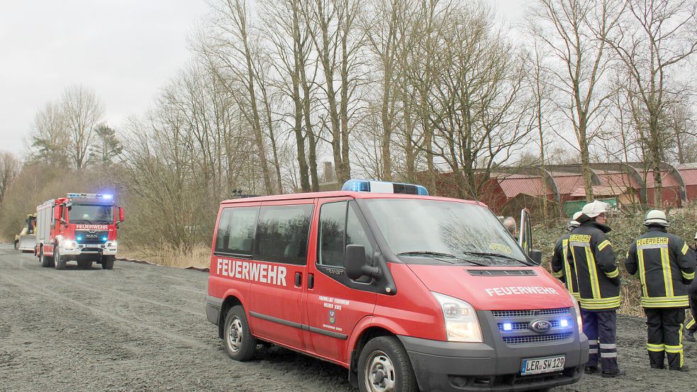 An einer Baustelle kippte der Laster in einen Graben. Foto: Feuerwehr Weener/Joachim Rand