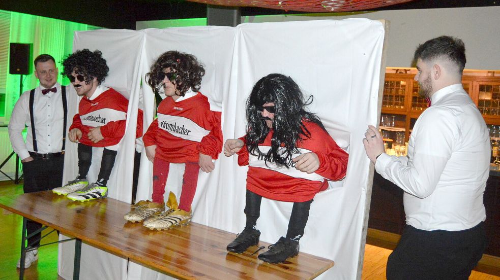 Mit einem lustigen Puppentheater begeisterte die erste Fußballmannschaft des SV Burlage das Publikum auf dem Vereinsfest. Fotos: Weers