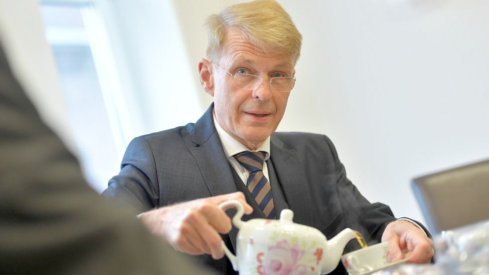 Hier schenkt der Präsident der Redaktion einen (Tee) ein. Foto: Ortgies